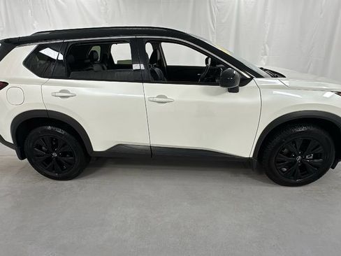 Used 2023 Nissan Rogue SV w/ SV Premium B Package image 2