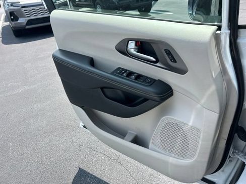 Used 2024 Chrysler Pacifica Touring-L FWD image 29