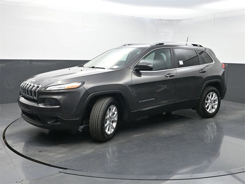 Used 2018 Jeep Cherokee Latitude Plus image 17