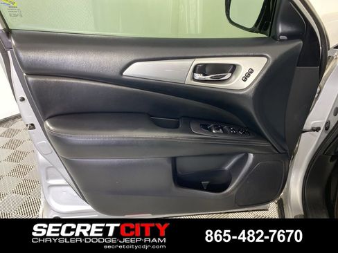 Used 2017 Nissan Pathfinder SL w/ SL Tech Package FWD image 12