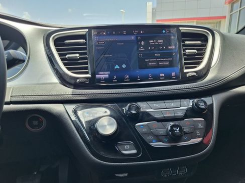 Used 2024 Chrysler Pacifica Limited FWD image 13