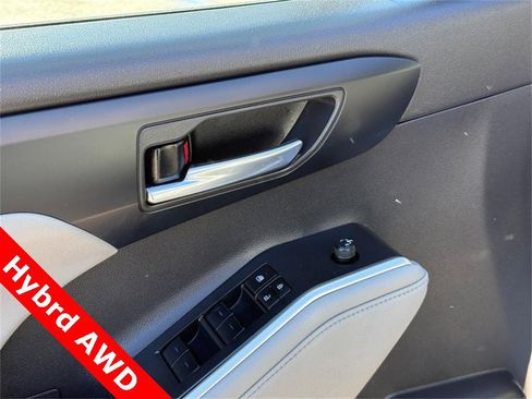 Used 2023 Toyota Highlander XLE image 19