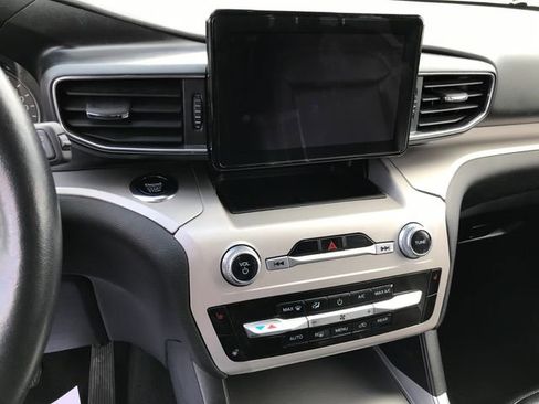 Used 2023 Ford Explorer XLT image 5