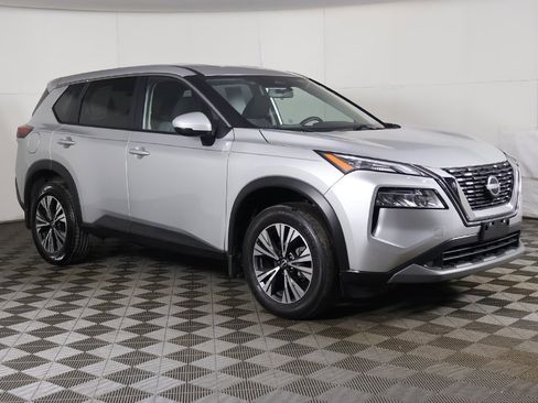 Used 2023 Nissan Rogue SV image 2