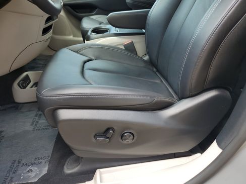 Used 2024 Chrysler Pacifica Touring-L FWD image 7