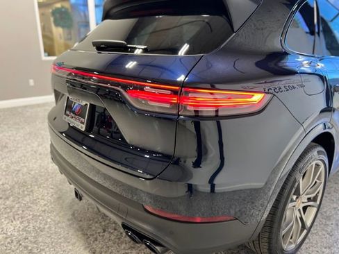 Used 2023 Porsche Cayenne Platinum Edition image 42