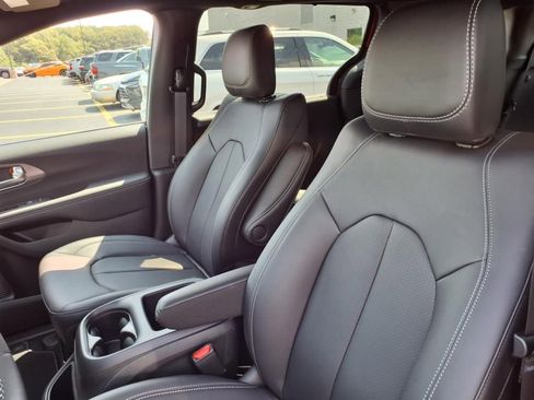New 2026 Chrysler Pacifica Select image 15