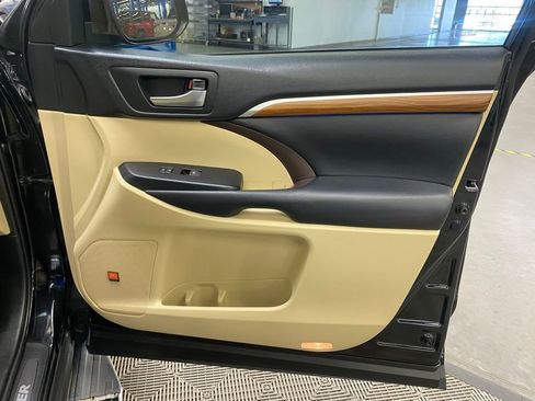 Used 2019 Toyota Highlander Limited Platinum AWD/4WD image 16