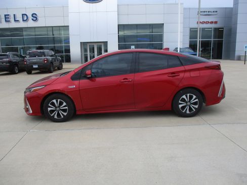 Used 2018 Toyota Prius Prime Advanced w/ Carpet Mat Package FWD image 2
