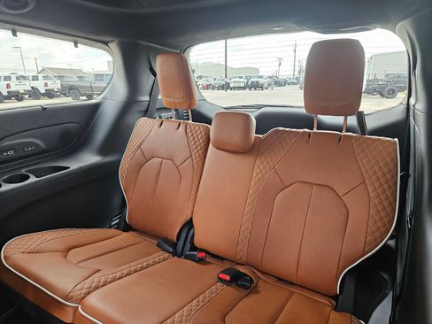 New 2026 Chrysler Pacifica Pinnacle image 14