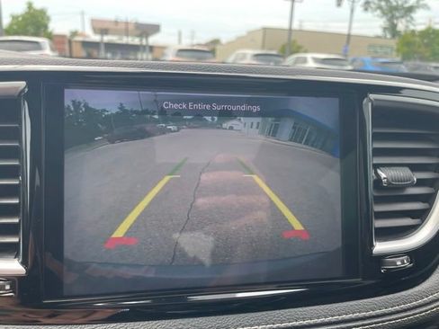 Used 2025 Chrysler Pacifica Limited FWD image 9
