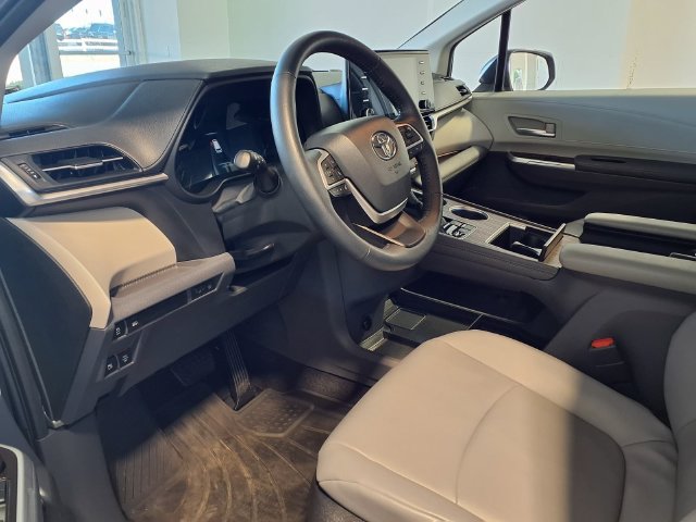 Used 2022 Toyota Sienna XLE AWD/4WD image 21