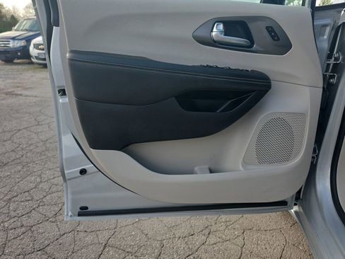 Used 2024 Chrysler Pacifica Touring-L image 12