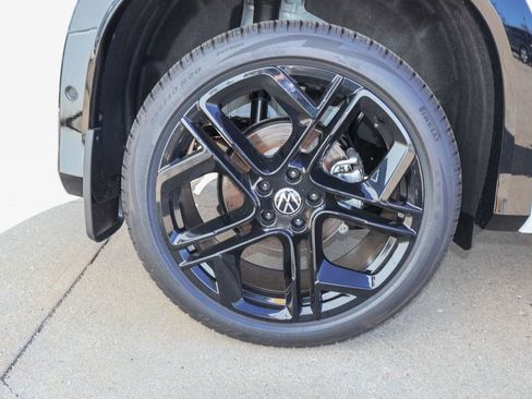 New 2026 Volkswagen Tiguan SE R-Line image 9