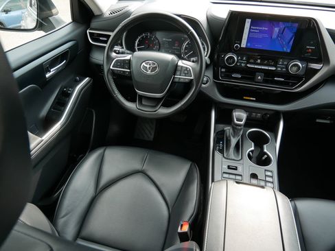 Used 2023 Toyota Highlander XLE AWD/4WD image 9