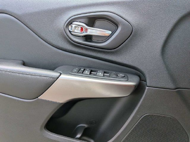 Used 2021 Jeep Cherokee Latitude Lux w/ Comfort/Convenience Group AWD/4WD image 29