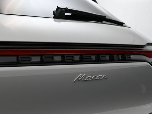 Certified 2026 Porsche Macan AWD/4WD image 14