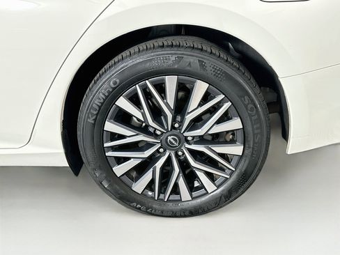 Used 2025 Nissan Altima 2.5 SV FWD image 11