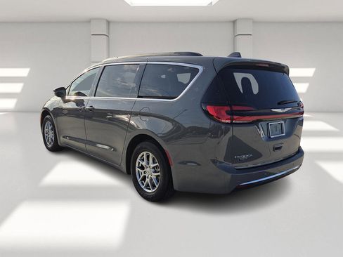 Used 2021 Chrysler Pacifica Touring image 3