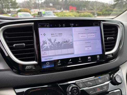 Used 2024 Chrysler Pacifica Touring-L image 6