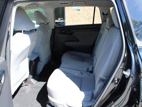 Used 2022 Toyota Highlander LE AWD/4WD image 13