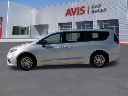 Used 2024 Chrysler Pacifica Touring-L FWD image 10