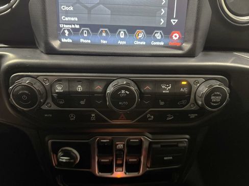 Used 2020 Jeep Wrangler Unlimited Sahara w/ Dual Top Group AWD/4WD image 31