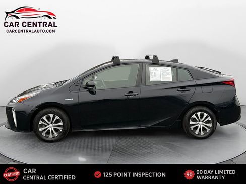 Used 2020 Toyota Prius LE image 2