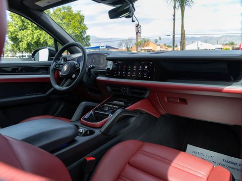 Used 2024 Porsche Cayenne image 37