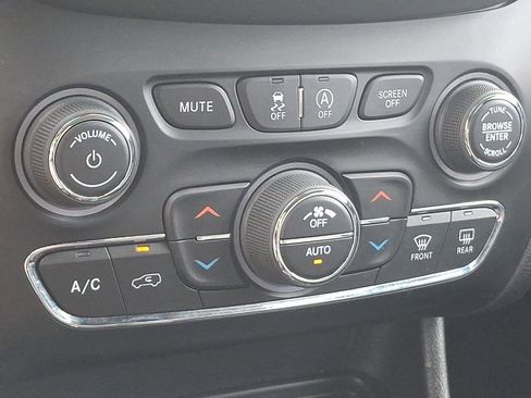 Certified 2022 Jeep Cherokee Latitude Lux image 16