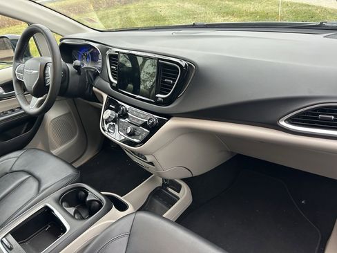 Used 2024 Chrysler Pacifica Touring-L image 20