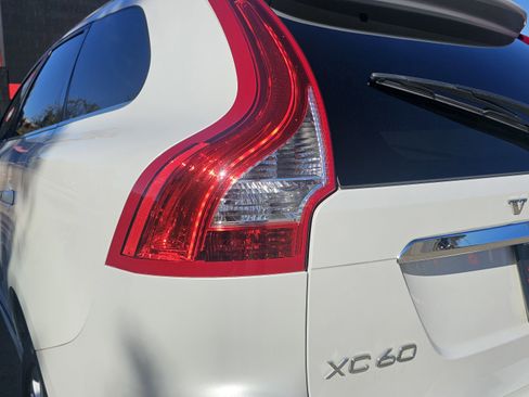 Used 2015 Volvo XC60 T5 Platinum image 10