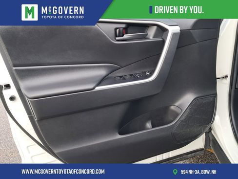 Used 2021 Toyota RAV4 LE image 9