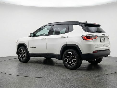 Used 2025 Jeep Compass Trailhawk AWD/4WD image 6