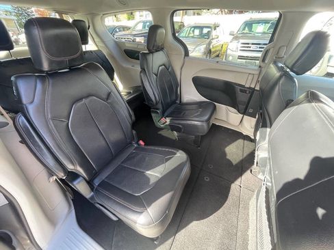 Used 2018 Chrysler Pacifica Touring-L image 29