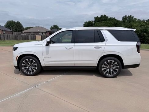 Used 2025 Chevrolet Tahoe High Country AWD/4WD image 2