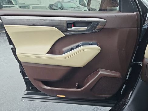 Used 2021 Toyota Highlander Platinum FWD image 35