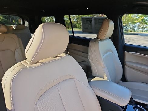 Used 2023 Jeep Grand Cherokee L Limited w/ Luxury Tech Group II AWD/4WD image 11