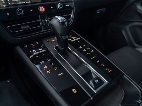 Certified 2025 Porsche Macan AWD/4WD image 14