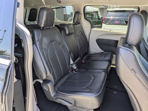 Used 2017 Chrysler Pacifica Limited FWD image 20