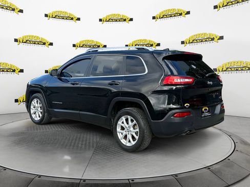 Used 2017 Jeep Cherokee Latitude FWD image 3