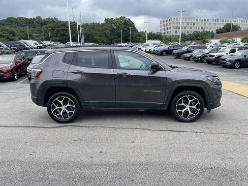 Used 2024 Jeep Compass Latitude AWD/4WD image 7