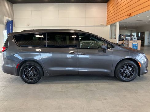 Used 2020 Chrysler Pacifica Limited w/ S Appearance Package FWD image 4