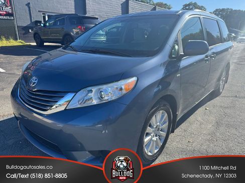Used 2016 Toyota Sienna LE image 1