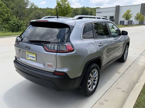 Used 2019 Jeep Cherokee Latitude Plus AWD/4WD image 5