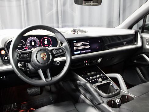 Certified 2025 Porsche Cayenne image 4