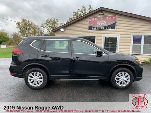 Used 2019 Nissan Rogue S image 2