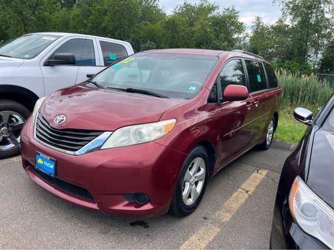 Used 2012 Toyota Sienna LE FWD image 1