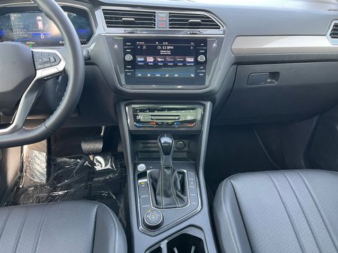 Used 2023 Volkswagen Tiguan SE w/ Panoramic Sunroof Package image 13