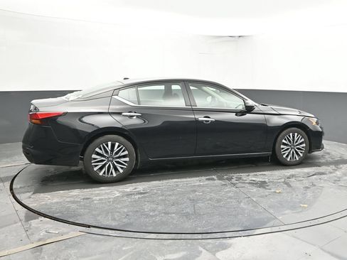 Used 2024 Nissan Altima 2.5 SV FWD image 10